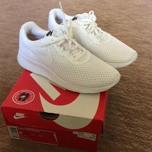 Size 8 white nike tennis shoes